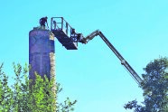 Biodiversitätsprojekt in der ILE Baunach-Allianz: Auf den alten Schornstein der Ziegelei Götz in Reckendorf wird mittels einer Hebebühne ein Storchennest gebaut.