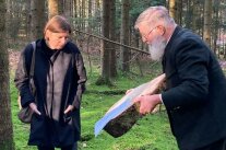 Anschaulich erläuterte Diplomforstwirt Bernd Günzelmann der Staatssekretärin Dr. Manuela Rottmann aus dem Bundeslandwirtschaftsministerium, warum und wo Handlungsbedarf beim Wald in Unterfranken besteht.