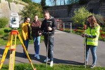 Wie ein Außeneinsatz der ALE-Messgruppe abläuft, erklärten Dominik Friesacher und Anna Hofmann zwei Schülerinnen am Girls‘ Day 2023.