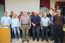 Gruppenbild mit gewählten Vertretern in einem Saal.