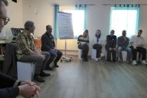 Mehrere Personen nehmen an einem Seminar teil. Es geht um Bürgerbeteiligung in der Gemeinde. 
