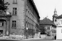 Historische Gebäude an einer abfallenden Straße.