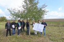 Beteiligte des Vorhabens in Hendungen bei einem Gruppenbild auf einer Wiese.