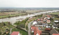 Ein Luftbild zeigt einen Ausschnitt aus dem Ort Schwarzenau. Zwischen Fluss und Straße soll hier ein neues Freizeitareal entstehen.