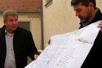 Hausens Bürgermeister Bernd Schraud (rechts) erläutert Jürgen Eisentraut, dem Leiter des Amtes für Ländliche Entwicklung Unterfranken, den Plan, wie der Dorfplatz umgestaltet werden soll.