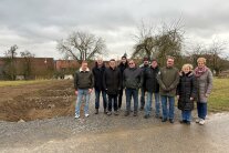 Mehrere Personen sind für ein Gruppenbild aufgestellt.