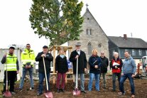 Den Baumbestand auf dem Herbstadter Lindenhügel ergänzt jetzt eine Silberlinde aus einem Pflanzkontingent, das der Freistaat Bayern zur Verfügung stellte, um damit den Erfolg des Dorferneuerungsprogramms zu feiern.