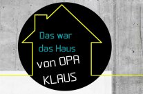 An einer Betonwand klebt ein Button mit einer Strichzeichnung eines einfachen Gebäudes mit Satteldach und Schornstein. Dabei steht: „Das war das Haus von Opa Klaus.“ Das löst eine Frage aus: „Leerstand als Resignation oder Chance für den ländlichen Raum?“