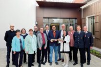 Schlüsselübergabe für das neue Dorfgemeinschaftshaus und das Feuerwehrgerätehaus von Ebertshausen an Bürgermeister Johannes Grebner im Beisein zahlreicher Ehrengäste
