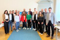 Mehrere Personen stehen zum Gruppenbild zusammen. Sie sind ILE-Koordinatoren.