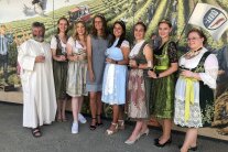Bacchus, sechs Weinprinzessinnen sowie die fränkische Weinkönigin Eva Brockmann (Dritte von links) versammelten sich bei der Eröffnung des terroir f in Nordheim a. Main. Es ist der jetzt 21. offiziell ausgewiesene magische Ort des Frankenweins.