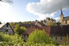 Laudenbach, Blick über die Dachlandschaft von der Heldstraße über die Mühlecke auf Kirche und Burg Laudenbach