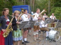 Die Helmstädter Musikanten begleiten den feierlichen Abschluss der Waldflurbereinigung mit  Blasinstrumenten und einem Schlagzeug 