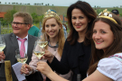 Bürgermeister Guido Braun, die fränkische Weinkönigin Klara Zehnder, Staatsministerin Michaela Kaniber und die Nordheimer Weinprinzessin Vanessa Wischer stoßen mit einem Glas Wein auf die Einweihung des Jubiläumsweinberges an