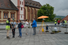 Schülerinnengruppen wird auf der Dachterrasse des Deutschhaus-Gymnasiums Würzburg die Funktion von Messgeräten erklärt.