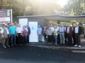 Gruppenbild: Die Teilnehmer an der Wanderung auf dem Fränkischen Rotwein-Wanderweg von Erlenbach nach Klingenberg am Startpunkt in Erlenbach. Dazwischen das RollUp „Wir feiern Bayern“ 100 Jahre Freistaat Bayern