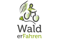 Das Logo des Projekts Wald erFahren ist eine Grafik. Sie zeigt ein Blatt und einen Radfahrer/eine Radfahrerin, darunter ein Stromkabel mit Stecker und den Schriftzug Wald erFahren