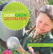 Die Titelseite der Broschüre DorfGrün gestalten zeigt ein Mädchen das mit einer Gießkanne Blumen gießt. Im Hintergrund ist eine Hausfassade aus Bruchsteinmauerwerk und eine weiße Kletterrose zu sehen.