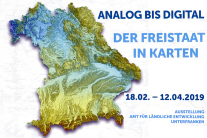 Das Logo der Ausstellung: Im Vordergrund das Digitale Geländemodell von Bayern, im Hintergrund der Topografische Atlas vom Raum Würzburg. Daneben der Ausstellungstitel „Analog bis Digital – Der Freistaat in Karten“, die Ausstellungszeit 18. Februar bis 12. April 2019 und der Ausstellungsort Amt für Ländliche Entwicklung Unterfranken