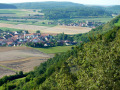 Zwei kleine Dörfer, umgeben von Feldern und Wald