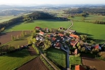 Luftaufnahme Dorf mit Landschaft