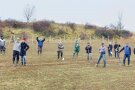 Eine Gruppe von Menschen auf einer Wiese freut sich über die Pflanzung von Streuobstbäumen